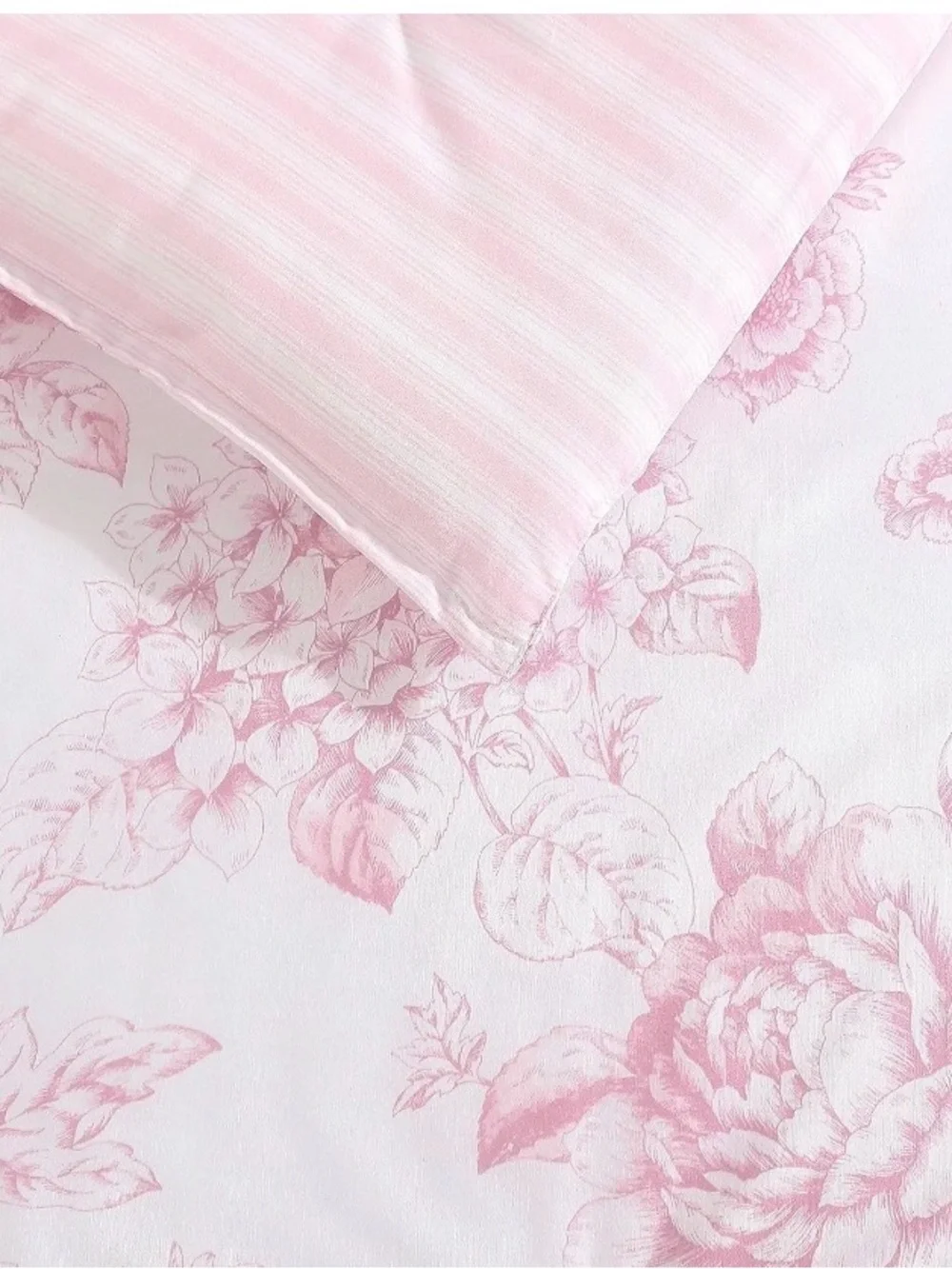 Laura Ashley Full/Queen Comforter Set 3 piece 1 comforter 2 pillow Shams